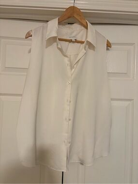 Banana Republic Sleeveless Button-Down Blouse in Ivory White